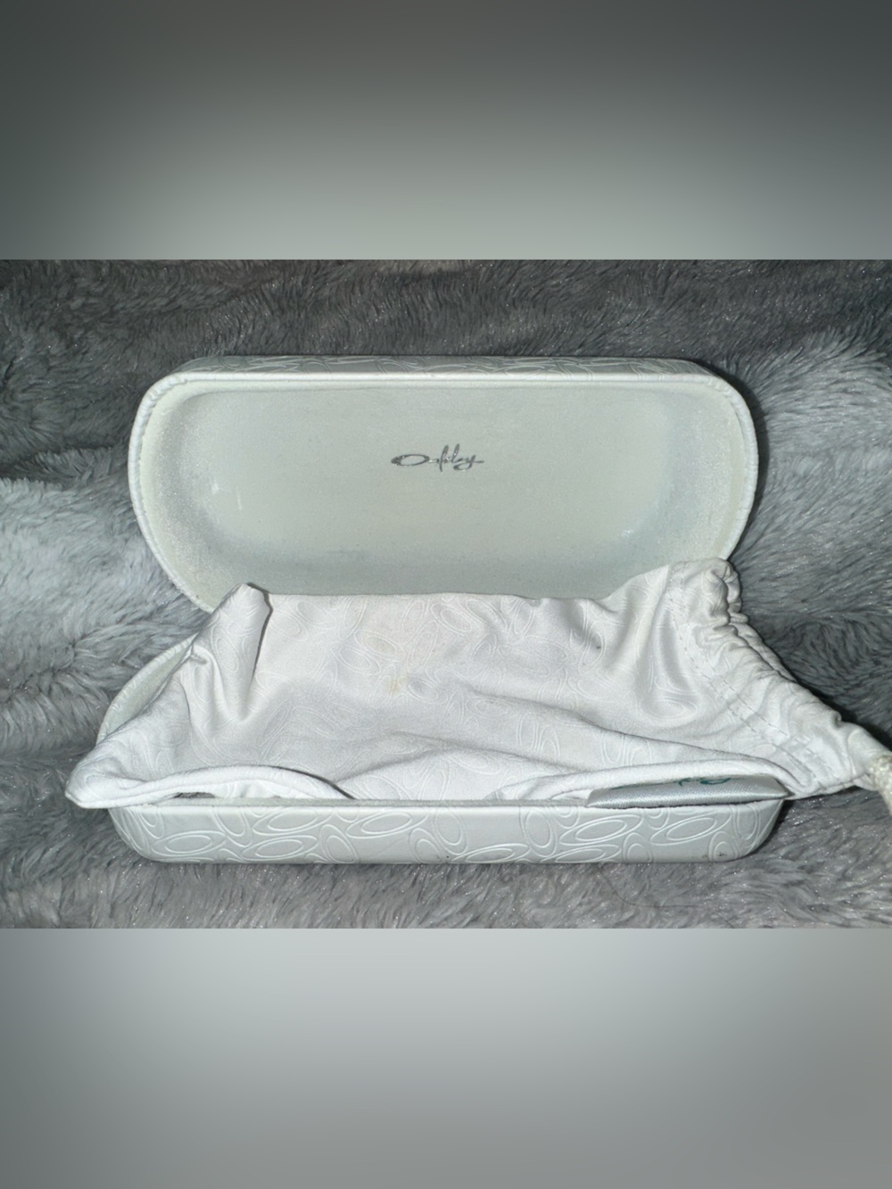 Oakley White Hard Clamshell
Eyeglasses Case